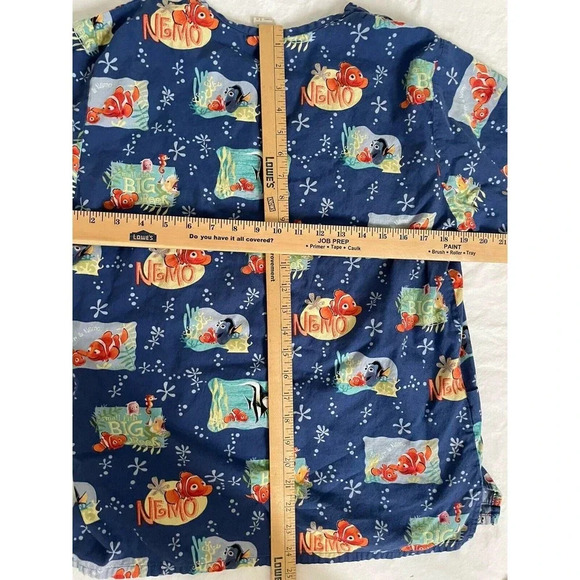 Disney Finding Nemo Womens Scrub Top Sz XS Medical Nurse Fish Pockets V Neck Vet - Picture 8 of 10